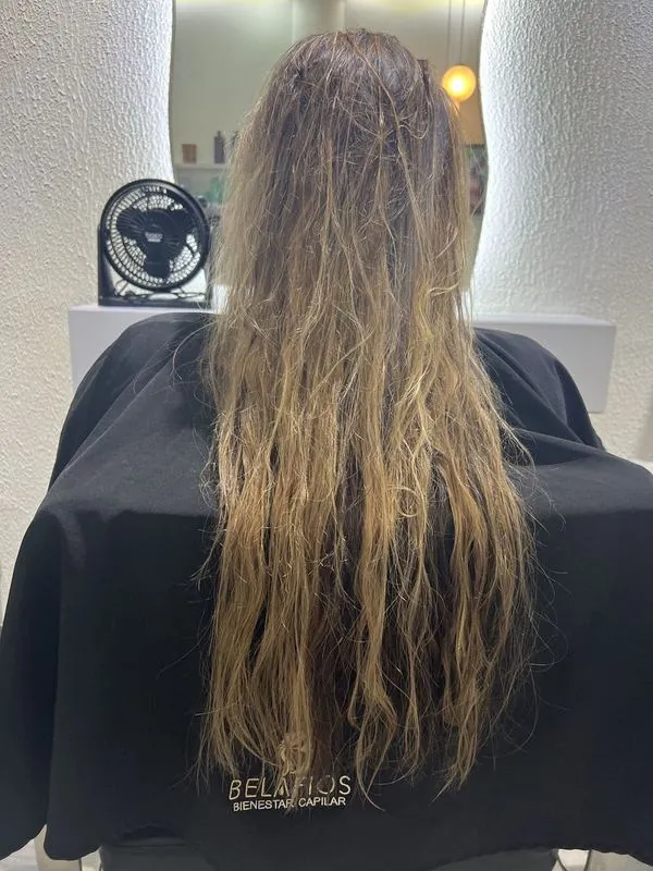 Antes — cabello rubio con frizz, seco y amarillo en BelaFios Maracaibo