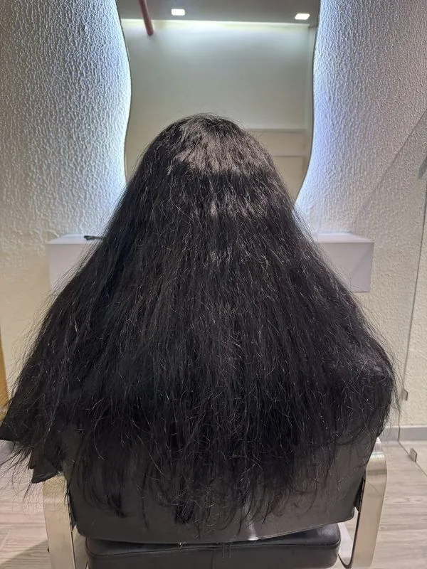 Antes del tratamiento BelaFios — cabello negro con frizz extremo por humedad de Maracaibo