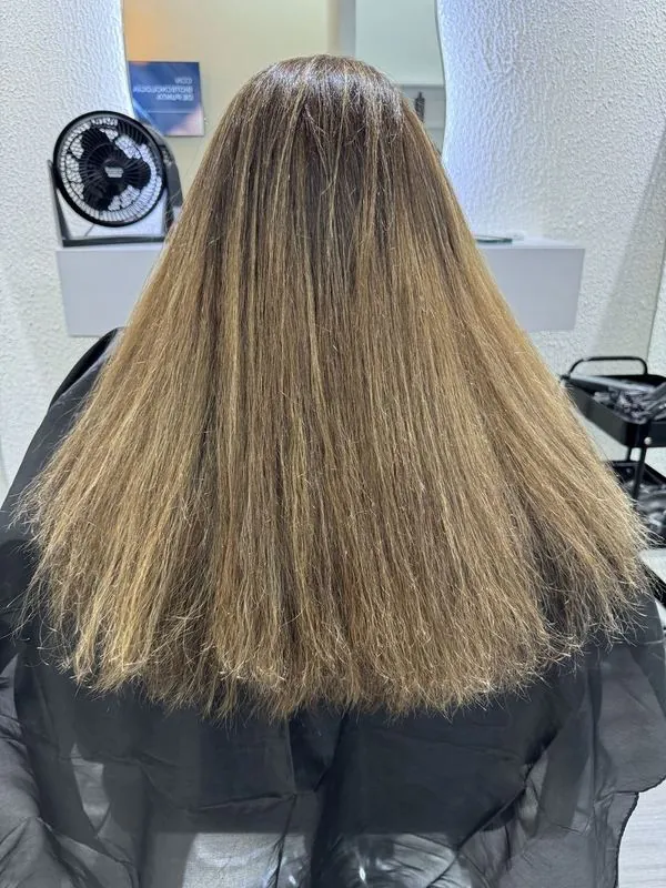 Antes del tratamiento en BelaFios Maracaibo — cabello rubio con frizz y daño por decoloración
