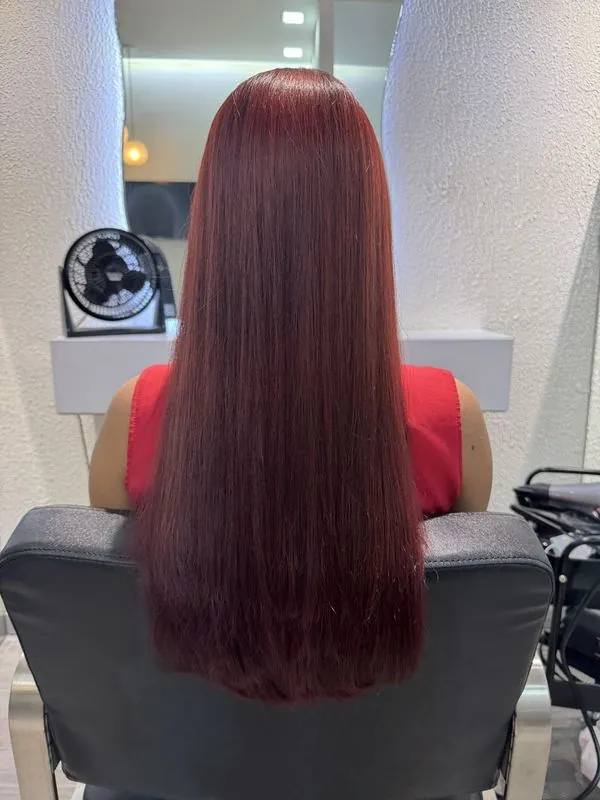 Después de Hair Repair + alisado en BelaFios Maracaibo — cabello rojo restaurado, liso y brillante