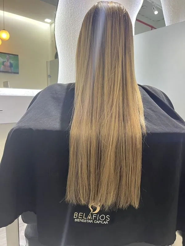 Después — rubio matizado, liso y brillante con Kit Platinum Look en BelaFios Maracaibo